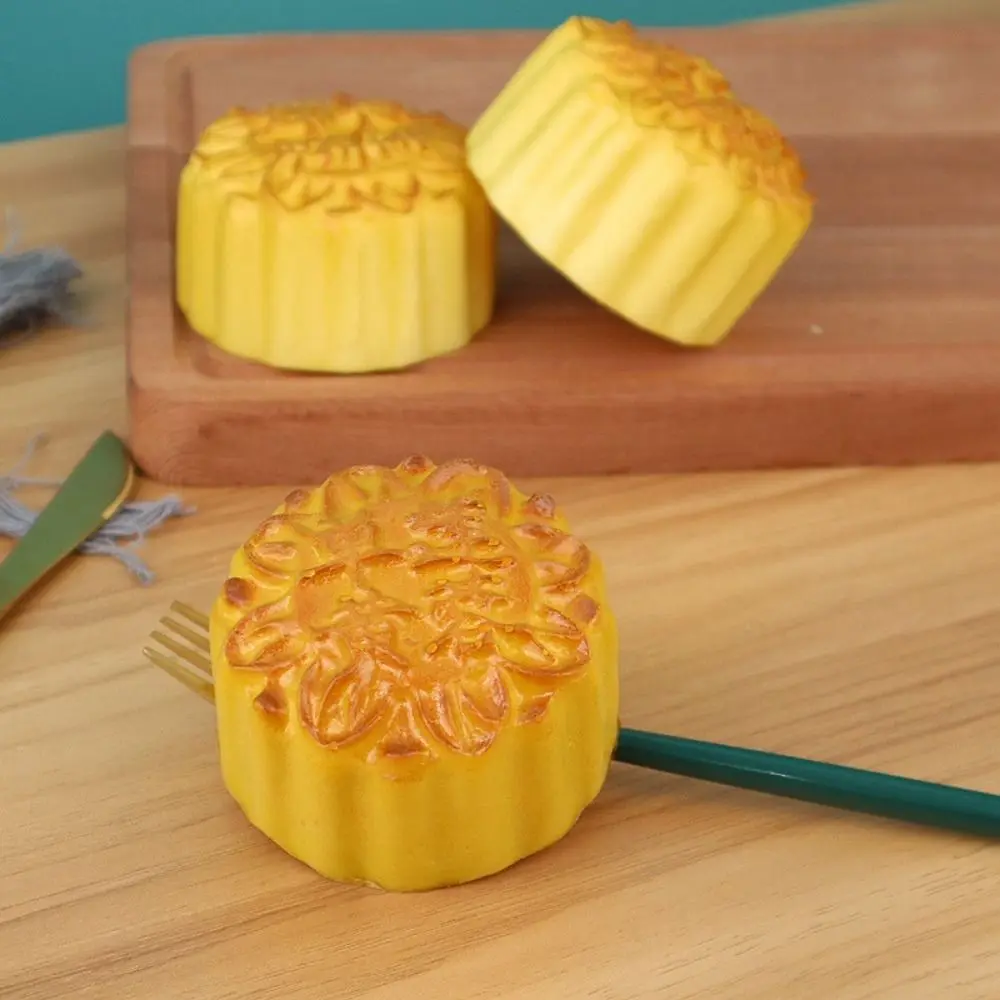 Украшение для торта в виде луны