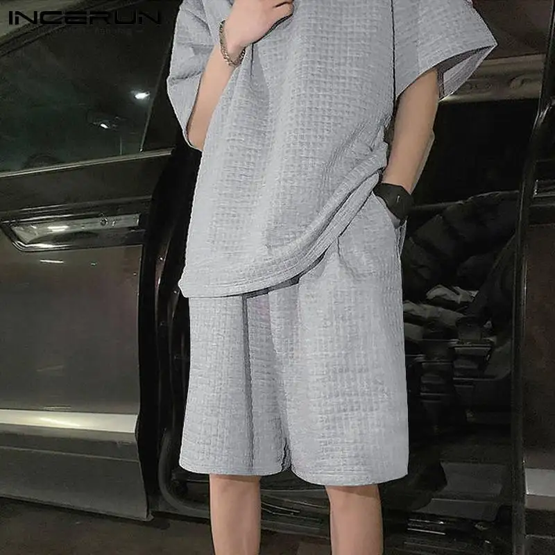 

Men Sets Solid Color Folds Short Sleeve T Shirt & Elastic Waist Shorts Two Pieces 2022 Streetwear Men Casual Suits S-5XL INCERUN