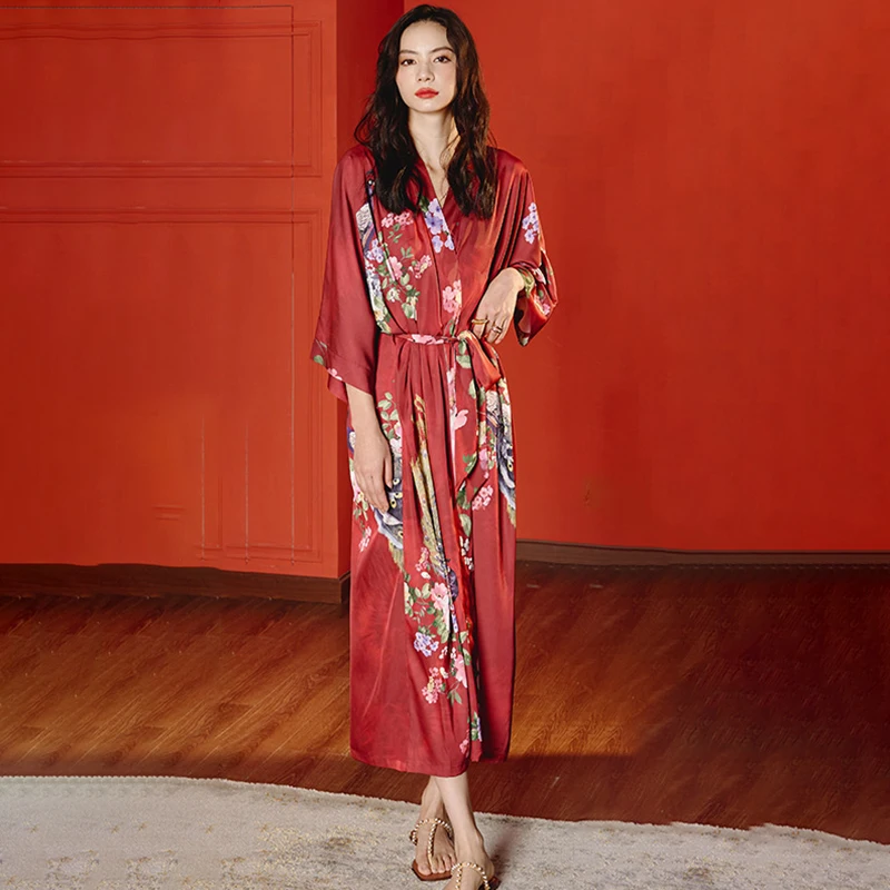 Длинный халат с черным принтом и цветочным