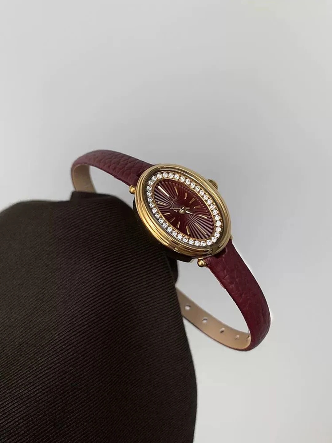 Женские кварцевые часы, роскошные овальные часы с бриллиантами Reloj, винтажные красные часы, женские наручные часы Orologio с золотым циферблатом, черный кожаный ремешок (art.: 3920cc192bd5d) - 3920cc192bd5d