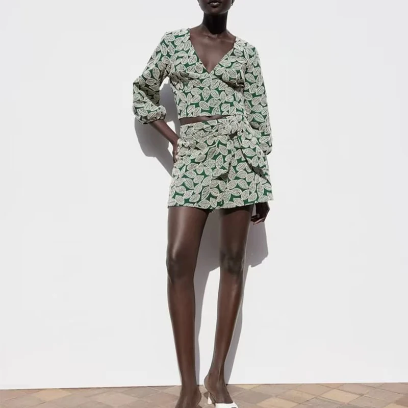 

Женская модель 2023, Новый Модный женский костюм с вышивкой, короткий топ, повседневные брюки, комплект из 2 предметов