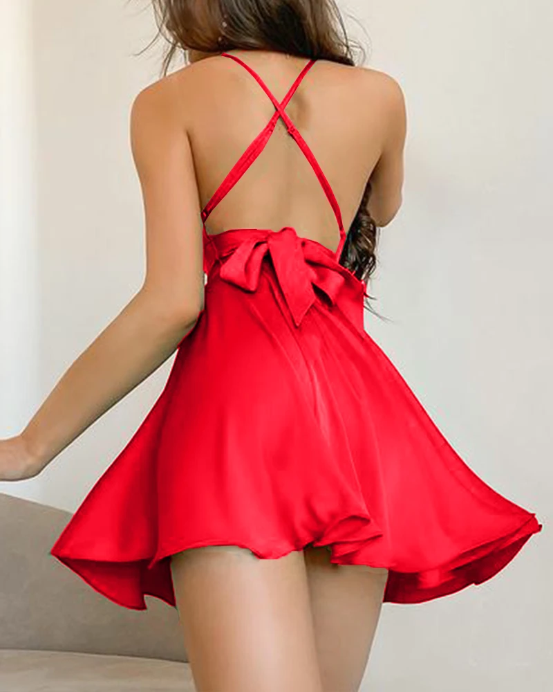 Женское коктейльное мини-платье на тонких бретельках с V-образным вырезом |