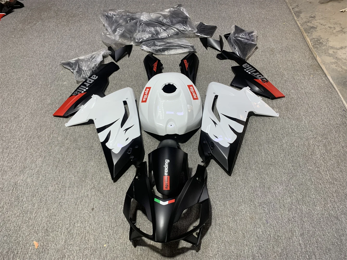 Фото Комплект Carenatura stampo ad iniezione Repsol arancione для Aprilia RS125 06 07 08 09 10 11 RS 125 2006 2010 2011 комплект carene nere №1