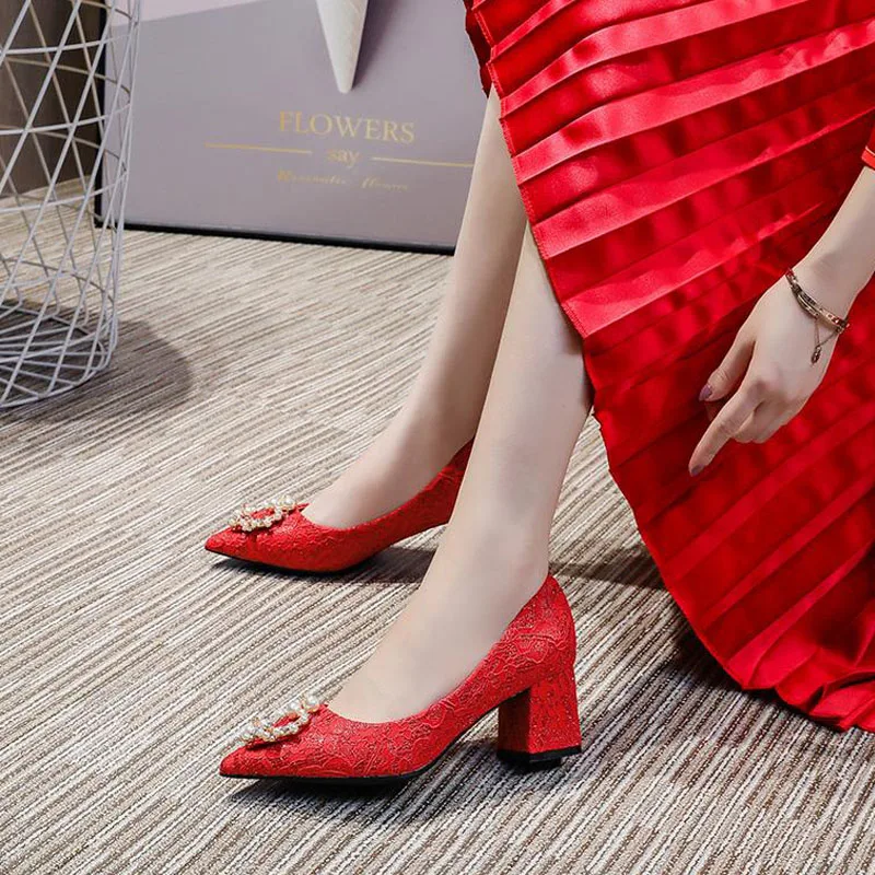 

Женские туфли-лодочки с острым носком, на низком квадратном каблуке 5 см