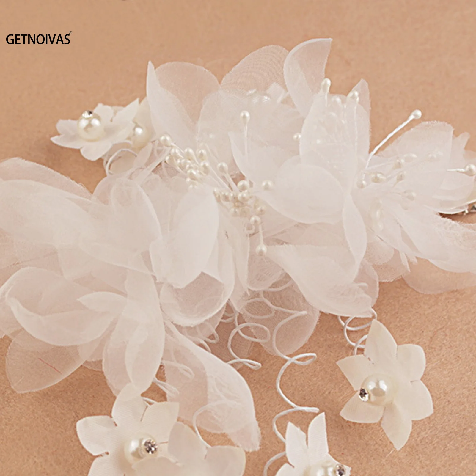 Женская заколка для волос ручной работы белая в цветочек