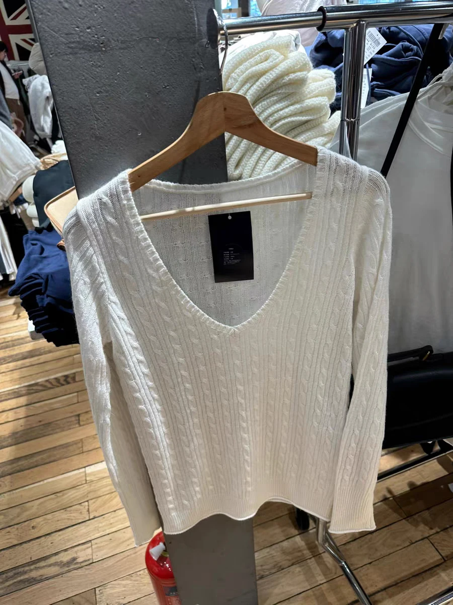 Бежевый тонкий вязаный свитер с витым цветком женские весенние джемперы