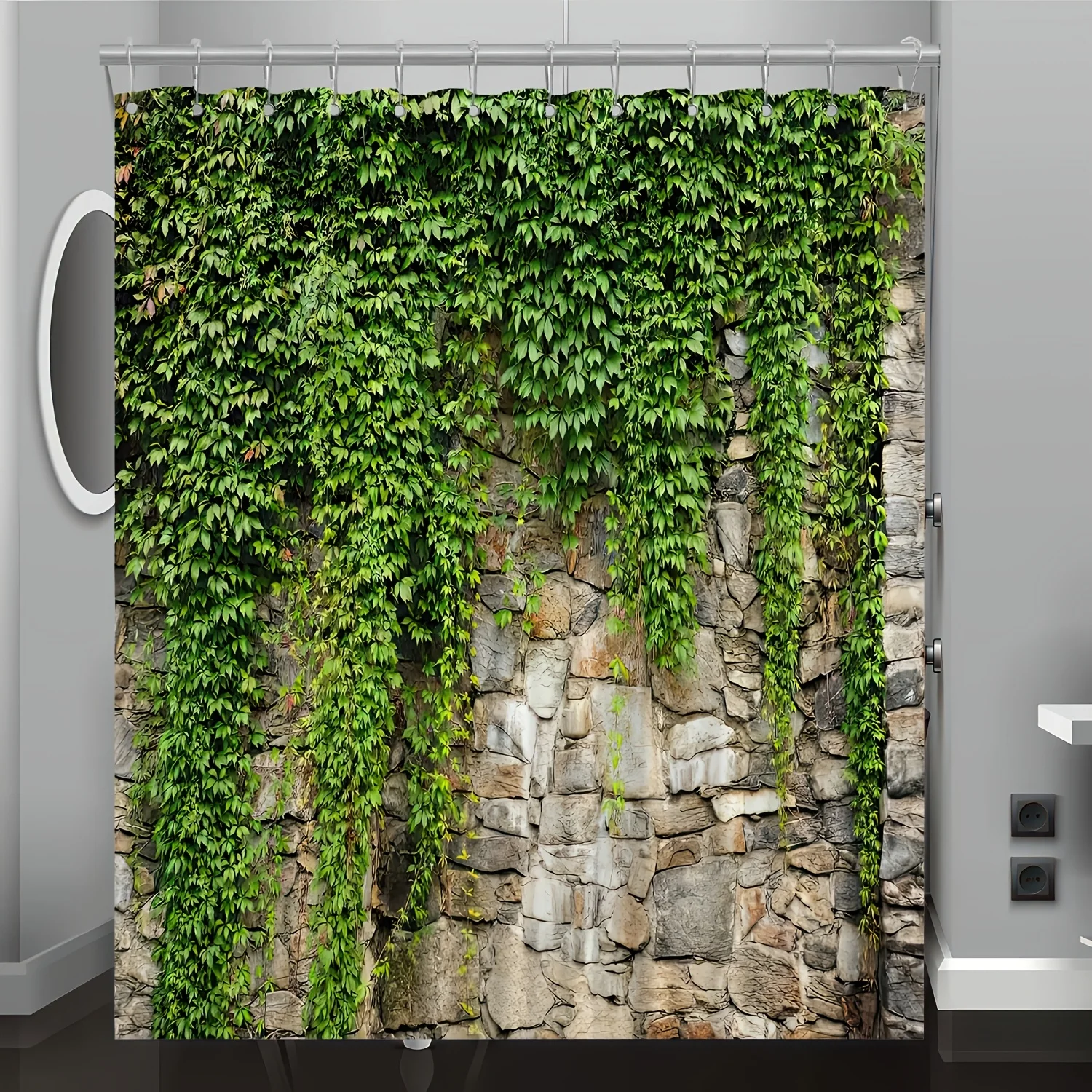 

Каменная стена с водонепроницаемой занавеской для душа из плюща