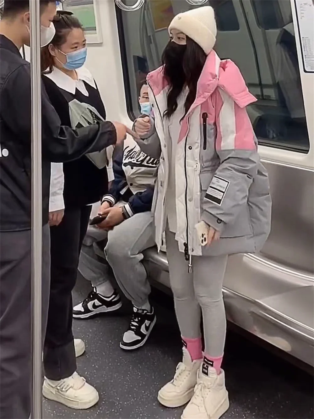 Рисунок 3 - Пуховик с капюшоном контрастных цветов для женщин