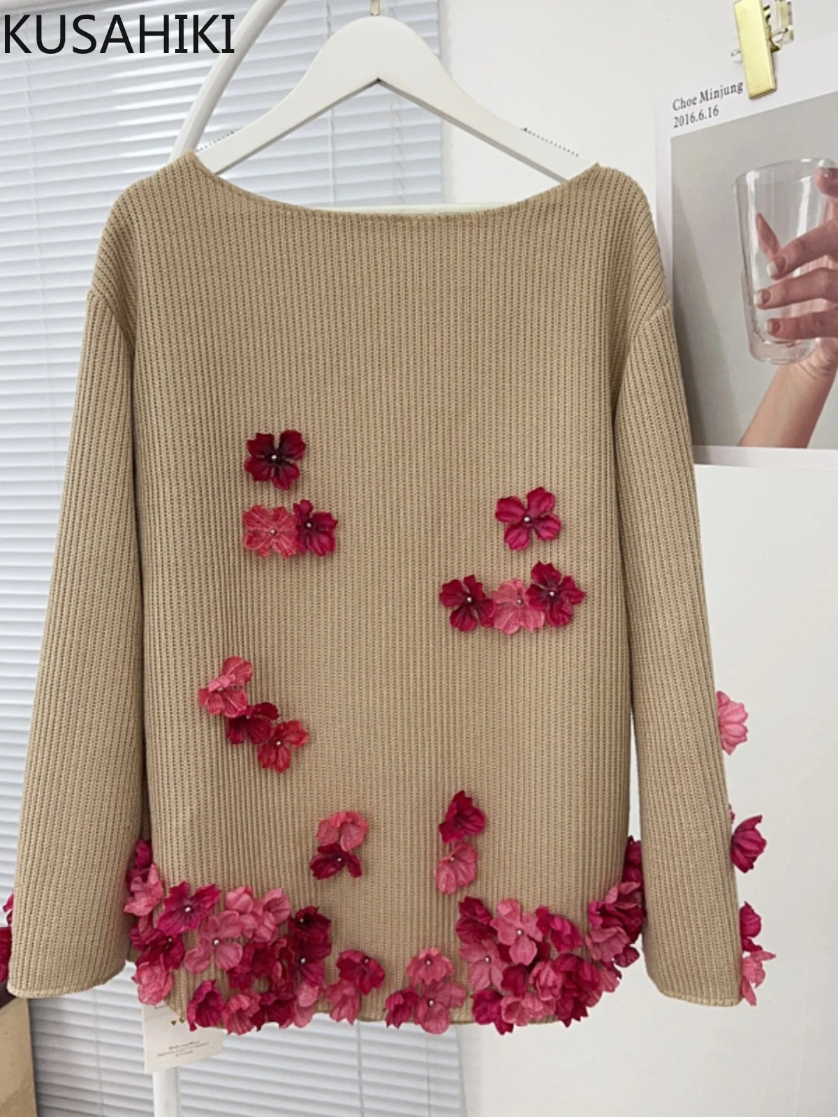 Женский трикотажный свитер с рукавами-фонариками и цветами