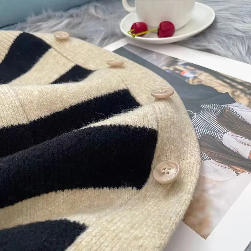 Женский осенне-зимний вязаный свитер в полоску