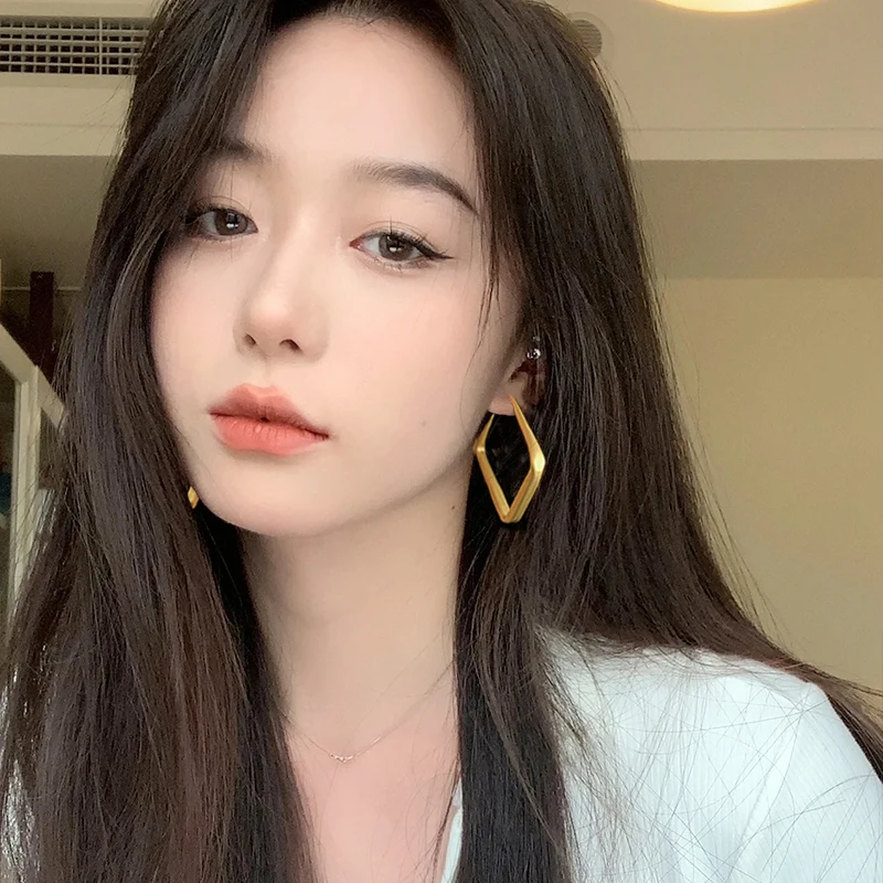 Простые и стильные большие серьги-гвоздики с геометрическим рисунком для женщин