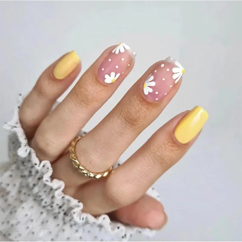 

24pcs Yellow Press On Nails with Cute Flower Design False Nails Short Detachable Fake Nail Set Free Nail Accessories Nail Art