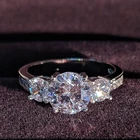 Кольцо обручальное из серебра 925 пробы с тремя камнями, 3 карата