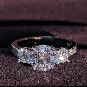 Кольцо обручальное из серебра 925 пробы с тремя камнями, 3 карата