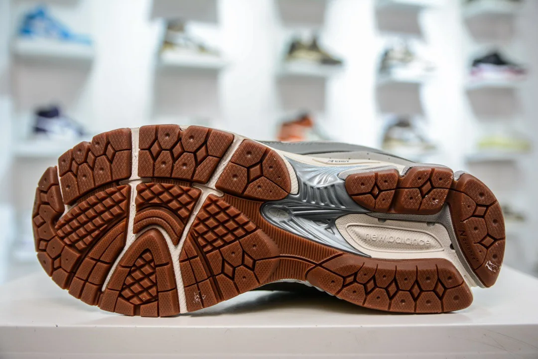 Противоскользящие и износостойкие беговые кроссовки New Balance NB 2002R серия CNY с