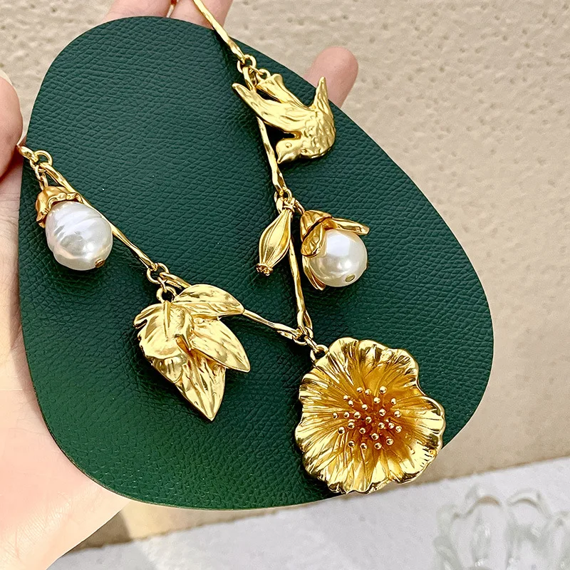 

Minar Hyperbole Gold Color Metallic Bird Flower Petal Pendant Necklaces for Women Simulated Pearl Asymmetric Necklace Pendientes