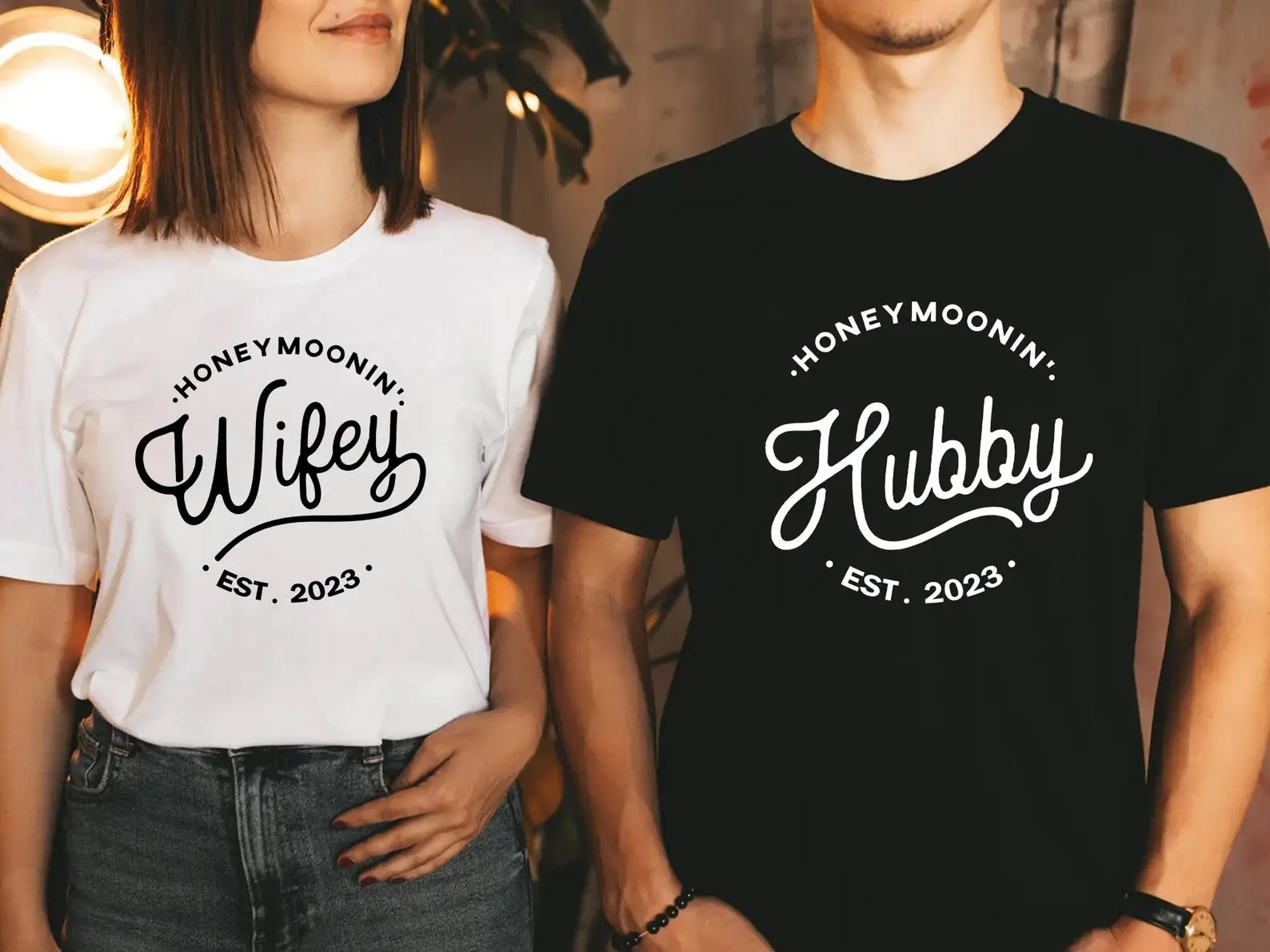 Фото Парные футболки для молодоженов с именами и датой: дизайн «Wifey Hubby Mr Mrs», унисекс, для свадебного тура, для влюбленных, для помолвки, одинаковые футболки №2