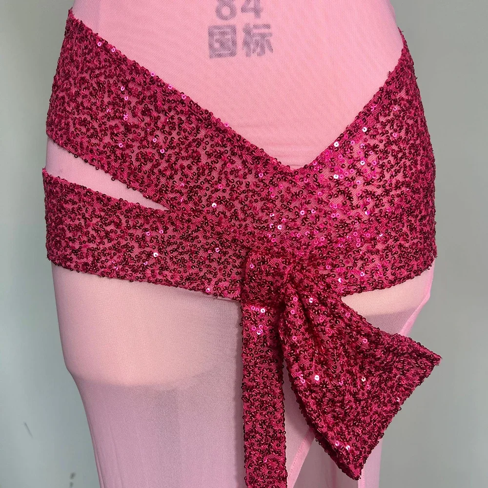 Женское розовое сетчатое прозрачное облегающее длинное платье с бантом