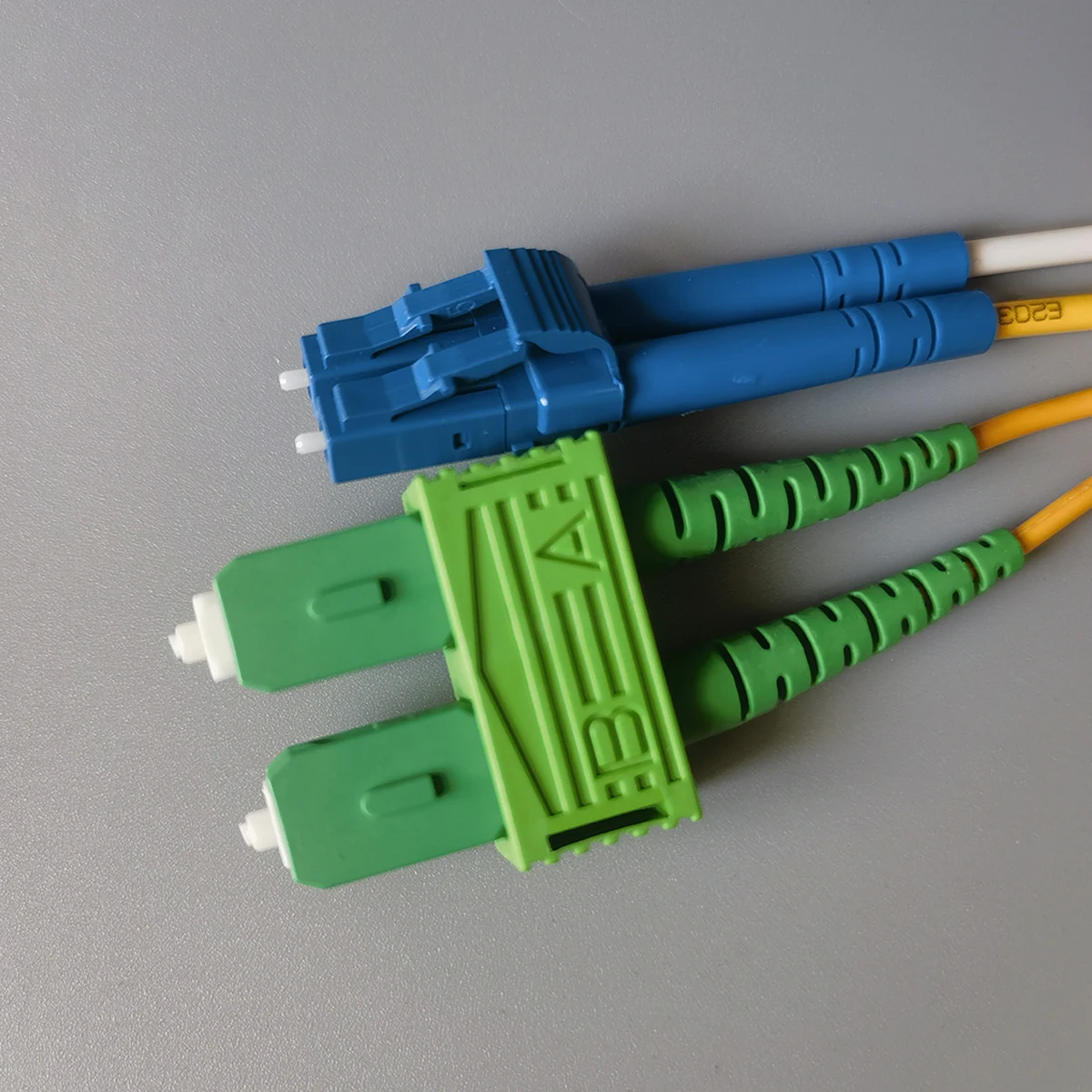 Оптоволоконный патч-корд LC/UPC-SC/APC 2 0 мм FTTH одномодовый двухъядерный