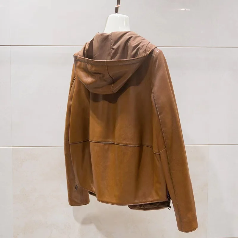 Женская куртка с капюшоном облегающая укороченная из овчины растительного