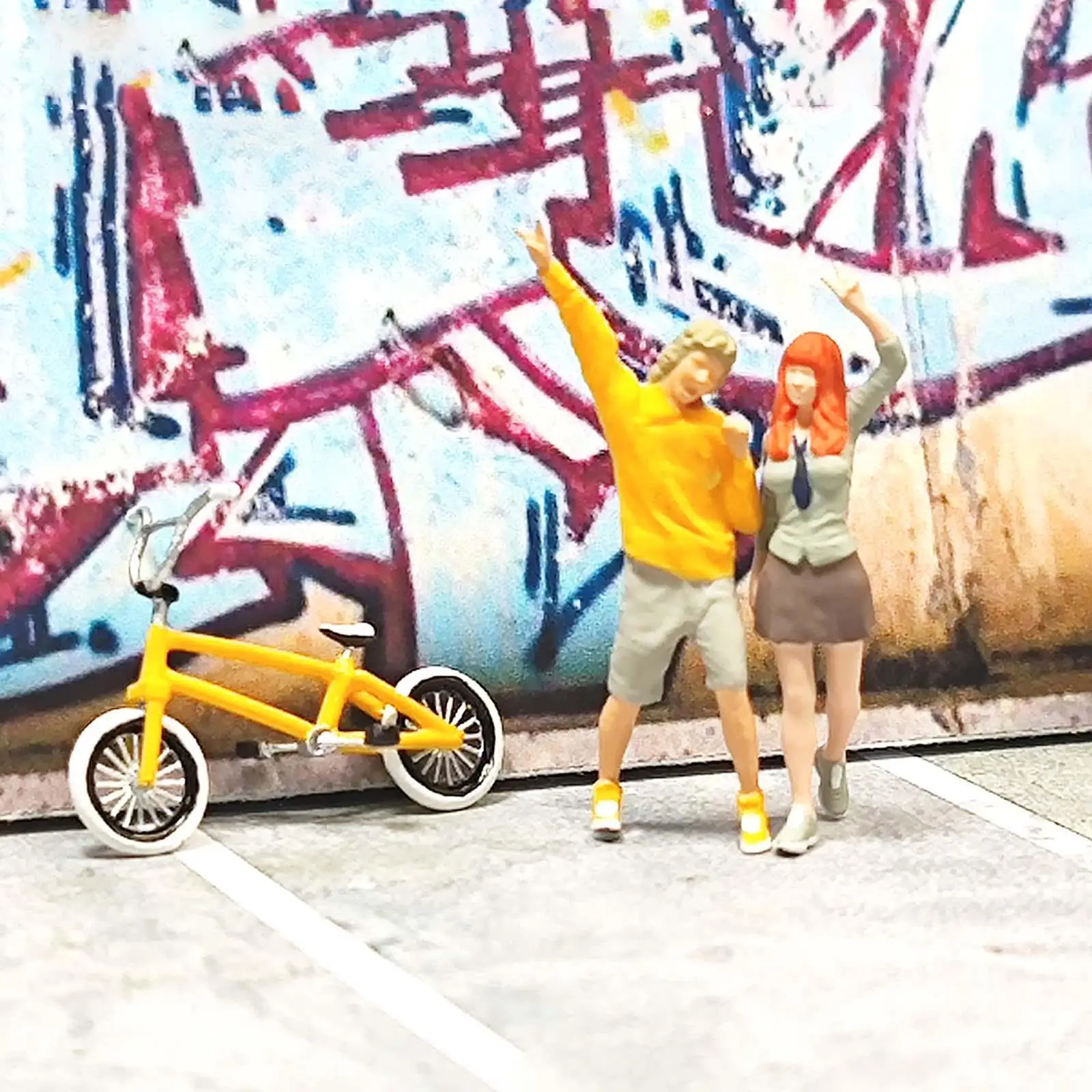 

3 Pieces 1:64 Women Men Figure with Bicycle Train Movie Props