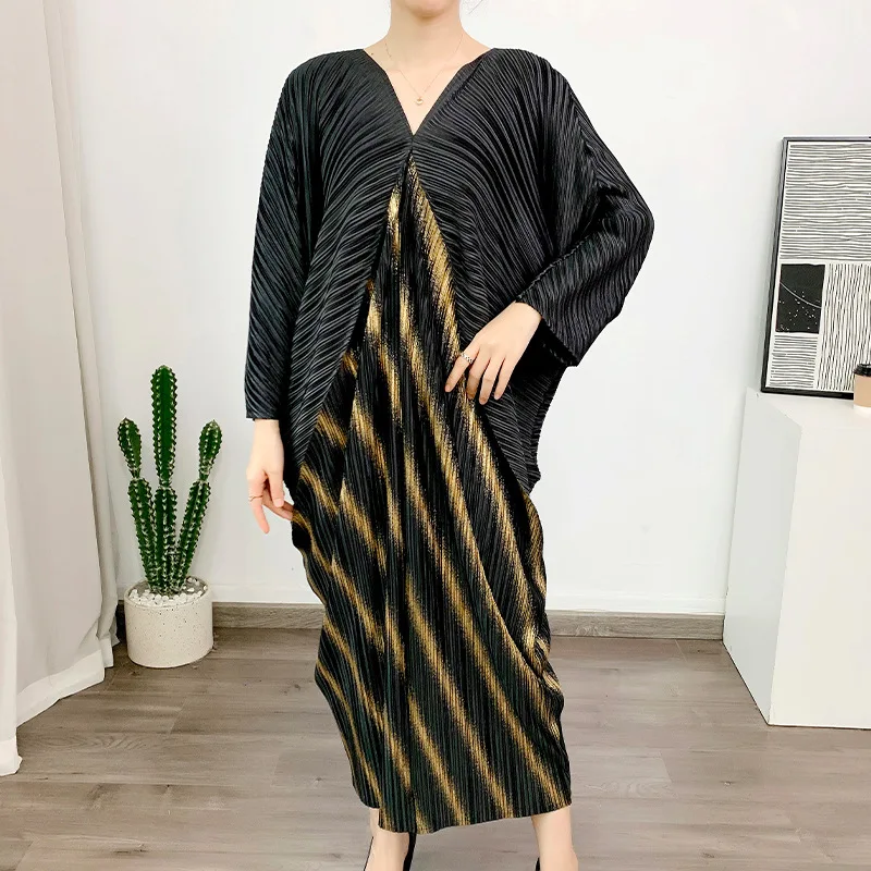 

Lily pleated V-neck dress Spring and summer new style bronzing heavy press pleated dress bat sleeve