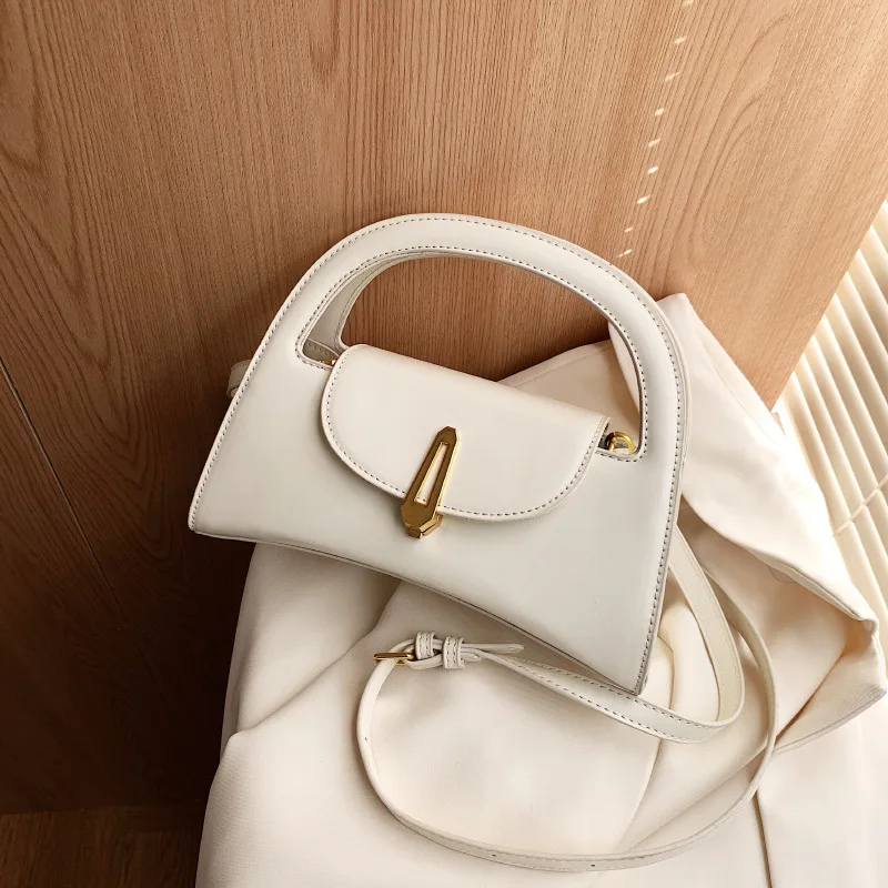 

Дизайнерская сумка через плечо для женщин, новинка 2023, однотонная сумка на одно плечо из искусственной кожи с пряжкой, универсальная проста...