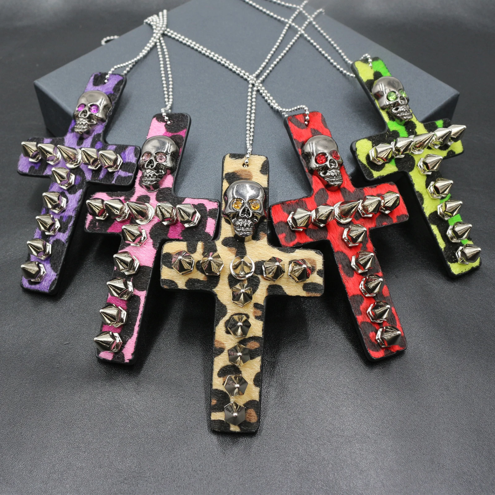 Женское кожаное ожерелье с леопардовым принтом и заклепками