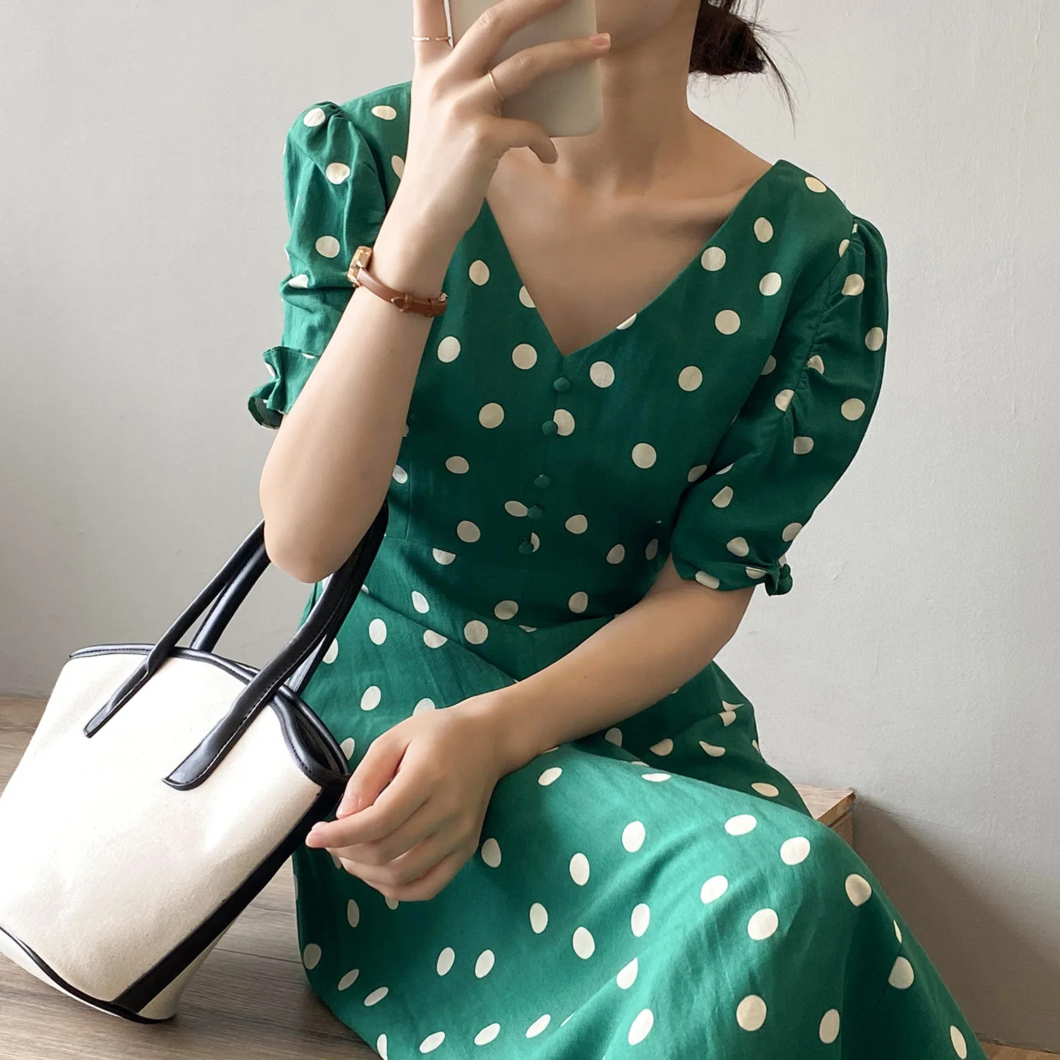 Платье женское льняное в горошек пикантное тонкое клубничное с V-образным