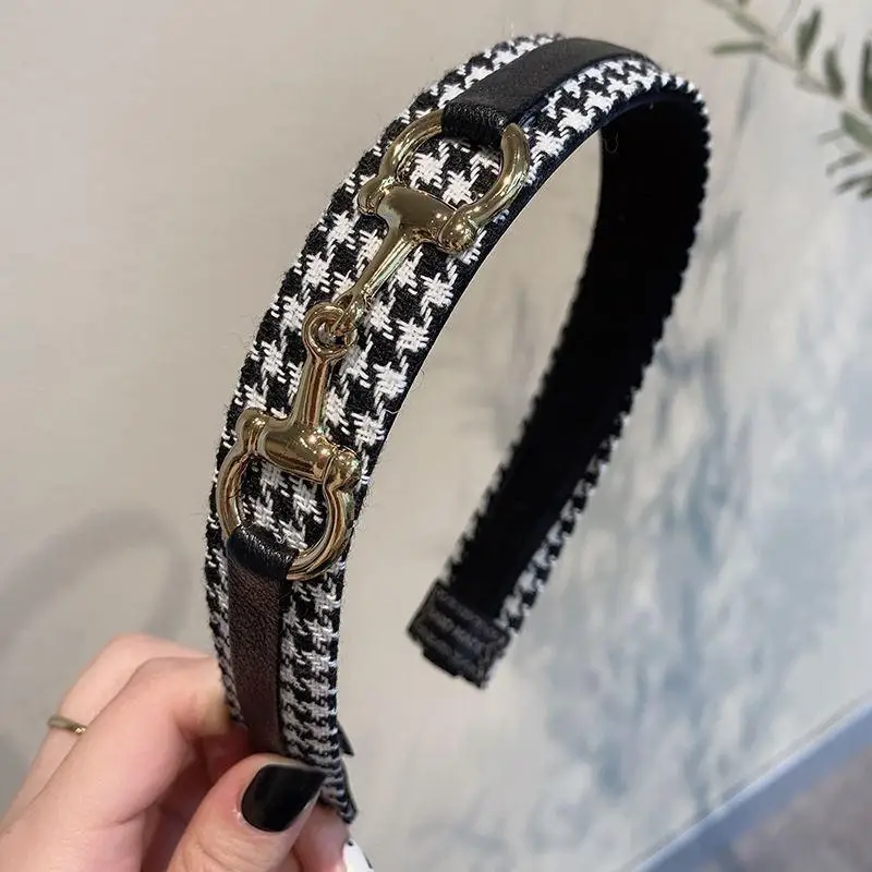 Фланелевая черно-белая клетчатая повязка на голову с металлической пряжкой