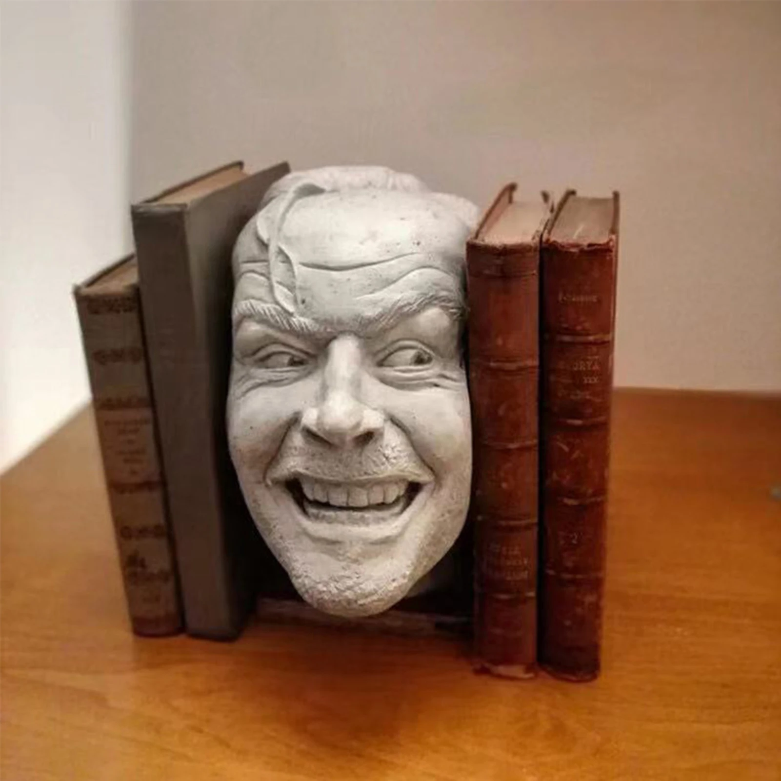 

2022 скульптура сияющей книжной библиотеки ложка Джонни скульптура из смолы настольное украшение книжная полка креативная Статуэтка фигурк...