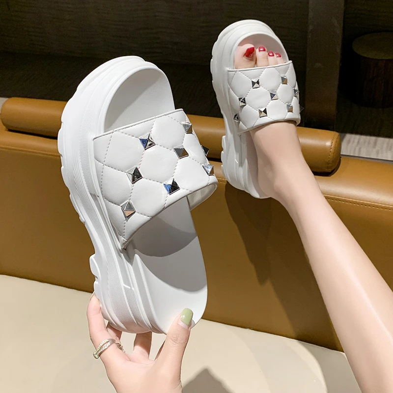 

Сандалии женские на высокой танкетке, повседневная обувь с толстой подошвой, с заклепками, каблук, шлепанцы, большие размеры 35 ~ 40