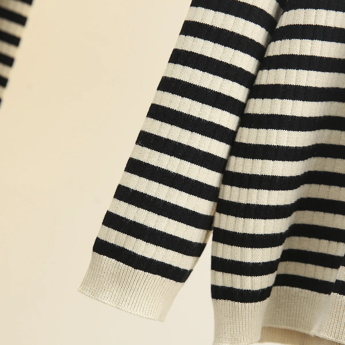 Рисунок 4 - Женский трикотажный свитер в полоску