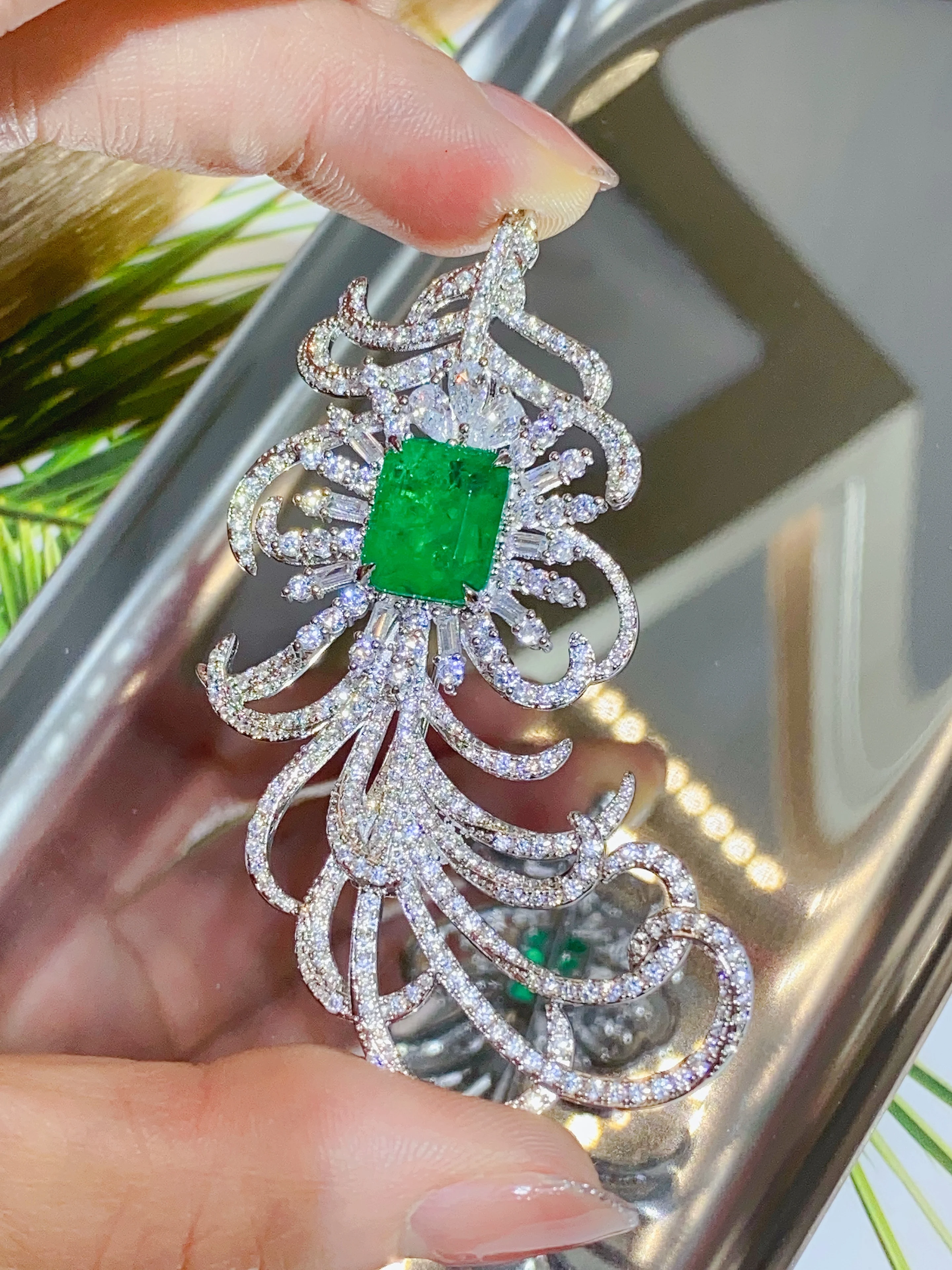 

Laboratory cultivation of Vivid green emerald 925 silver Diamonds Advanced process Feather shape Double use brooch and pendant