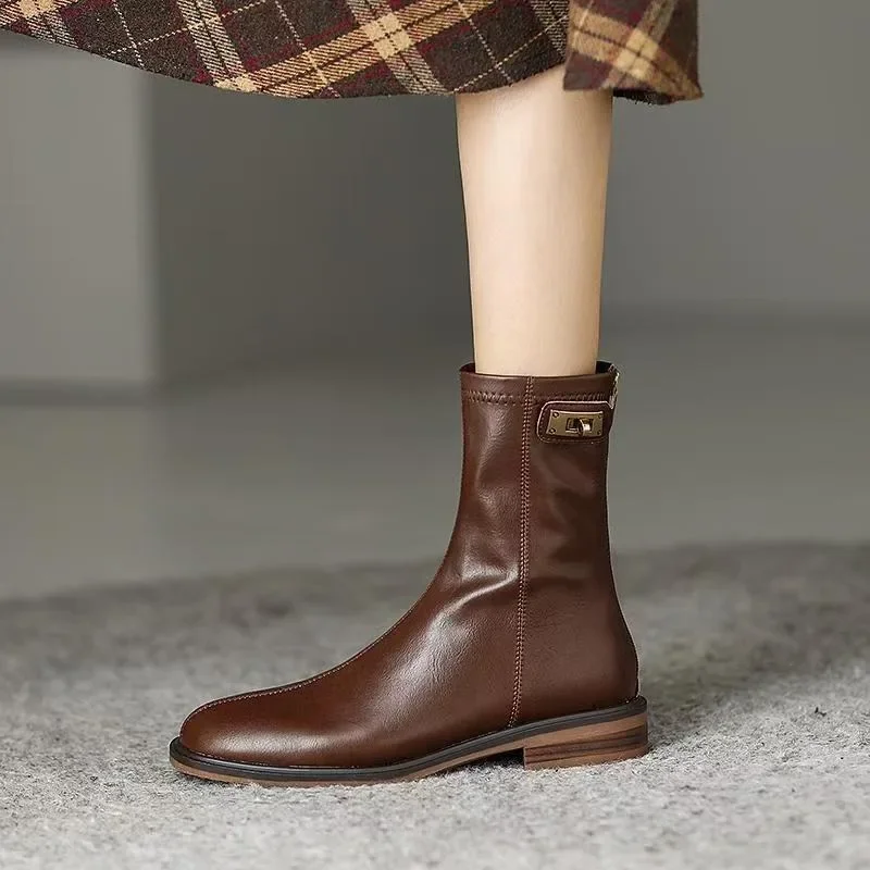 Ботинки женские на молнии с металлическим украшением в ассортименте