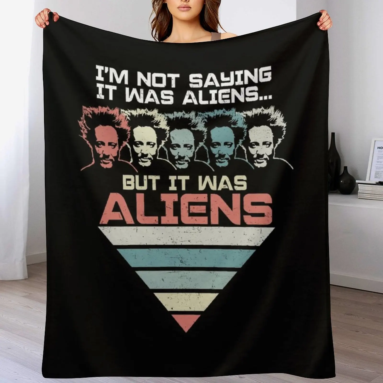 Фото Плед «But It Was Aliens» от Джорджио Цоукалоса, уютное теплое одеяло с изображением древних инопланетян для декора спальни №1