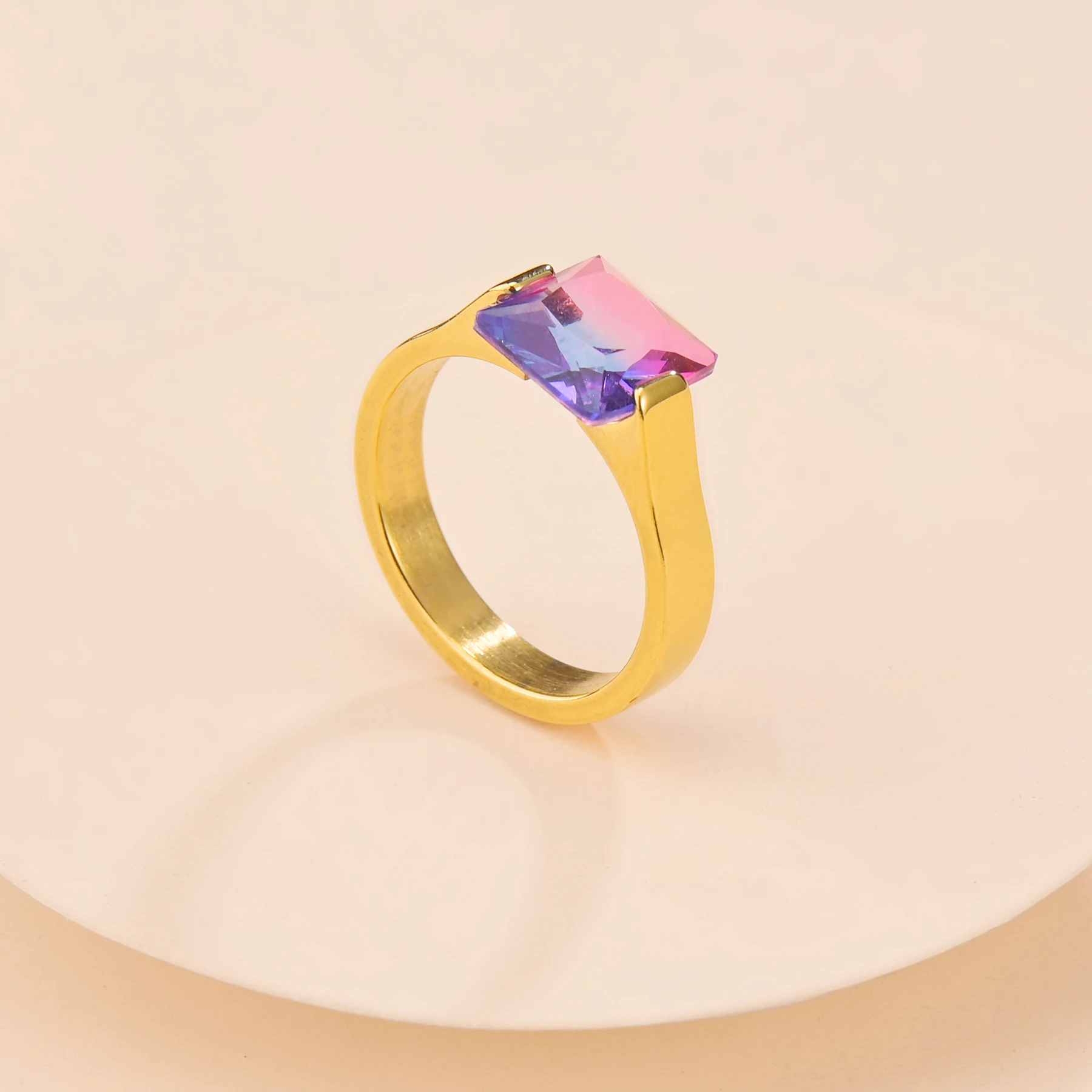 Кольцо MeMolissa с квадратным кристаллом и фианитом золотого цвета на палец