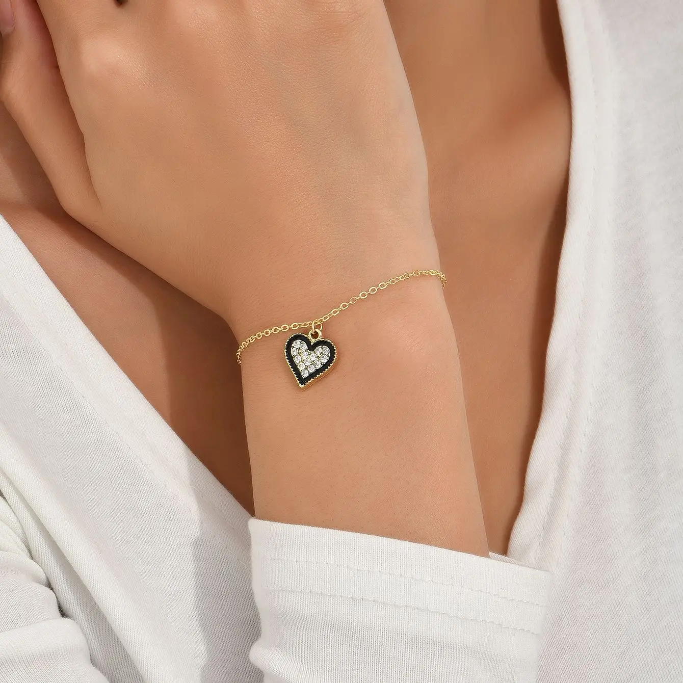 

New hot sale classic temperament sweet collarbone chain fashion jewelry with white diamond heart pendant bright gold bracelets