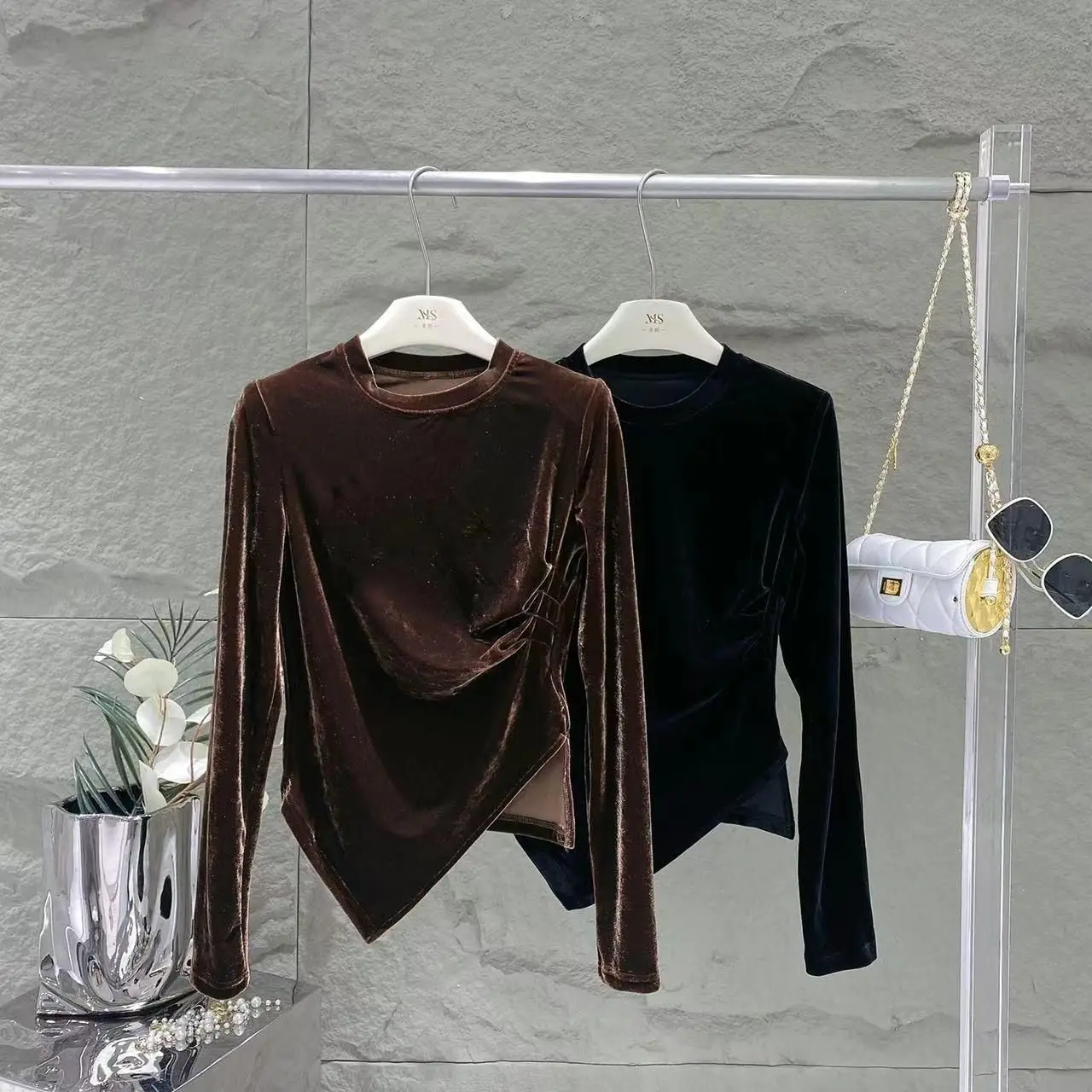 Женская приталенная рубашка с длинным рукавом круглым вырезом