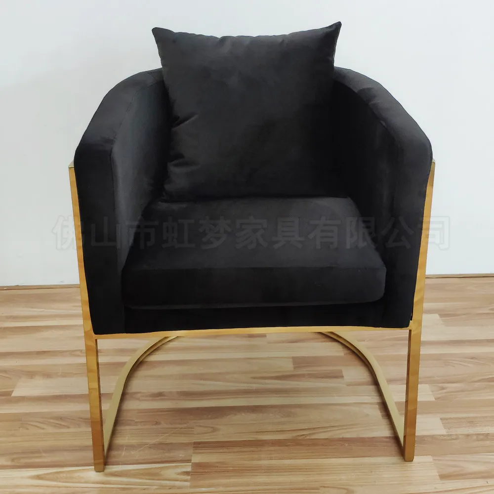 Северная гостиная: тканевое кресло для отдыха в стиле легкого роскоши, простая и комфортная мебель с подлокотниками.