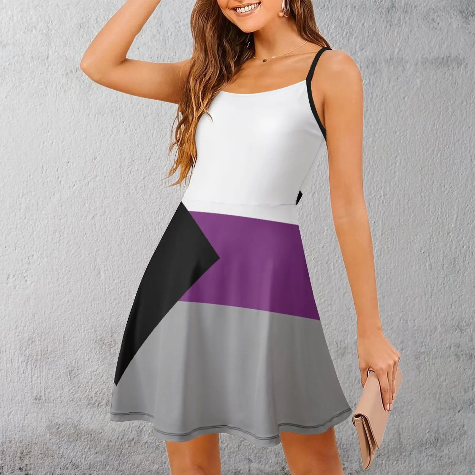 Соблазнительное однотонное женское платье на бретельках с демисексуальным