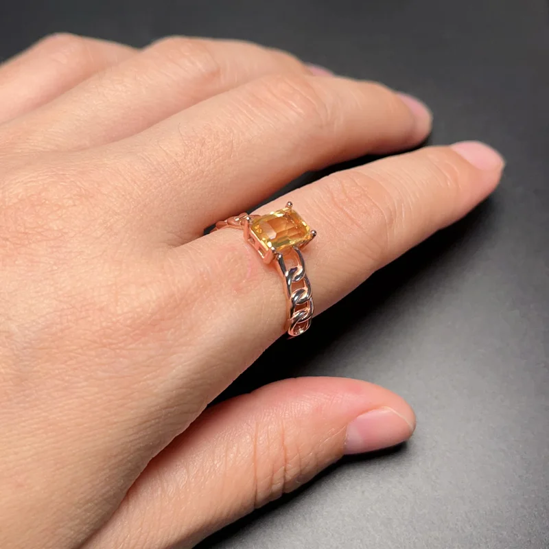 Кольцо из серебра 925 пробы с цитрином карата 6 х8 мм