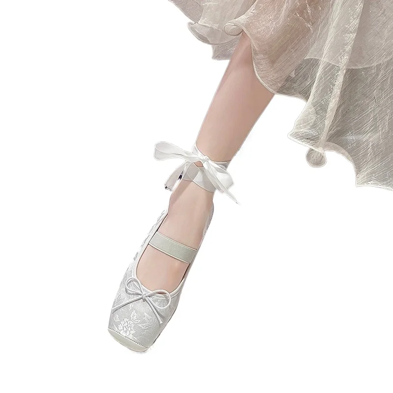 Балетки женские на плоской подошве розовые туфли с цветами шнуровке весна 2024