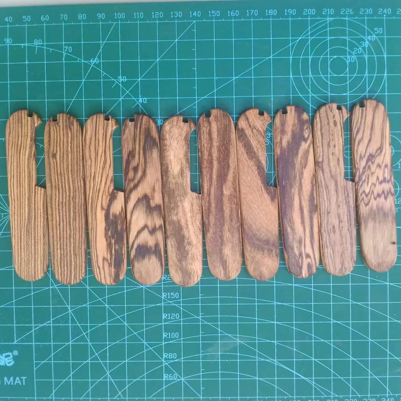 1 пара весов с ручкой из золотого сандалового дерева для швейцарских армейских