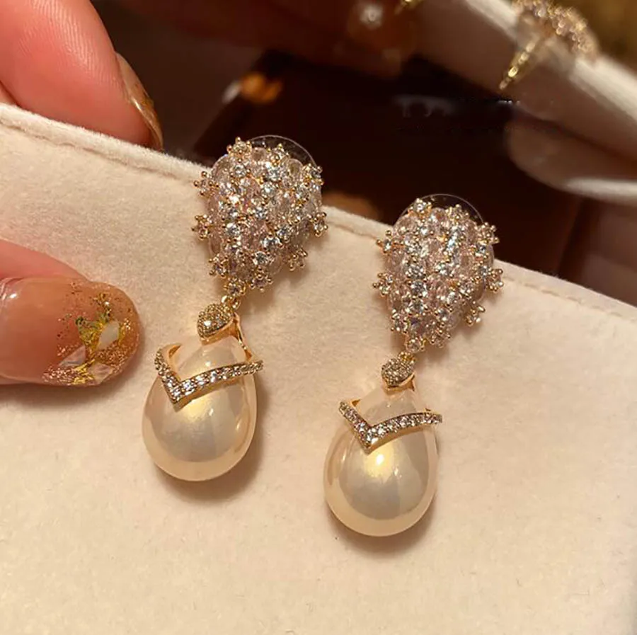 

Маленькие серьги в стиле ретро с жемчугом цвета шампанского