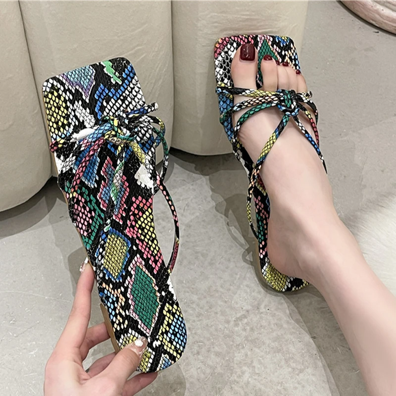 

Шлепанцы женские из змеиной кожи, плоская подошва, тонкий ремешок, полые, сланцы, летние модные сандалии, гладиаторы, вечерние классические ...