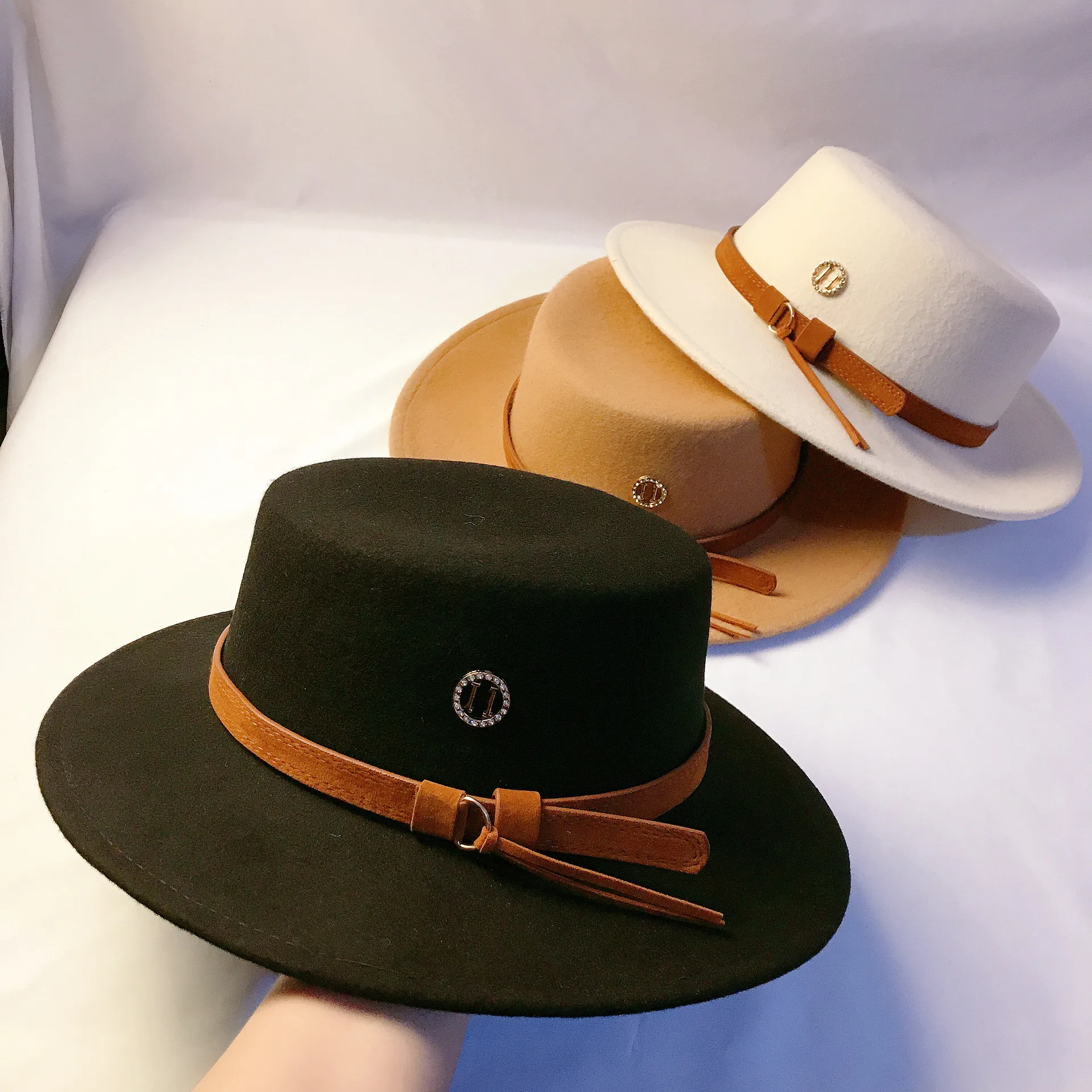 

Европейская и американская Высококачественная модная плоская шляпа из чистой шерсти с кожаной пряжкой в корейском ретро-стиле британская ...