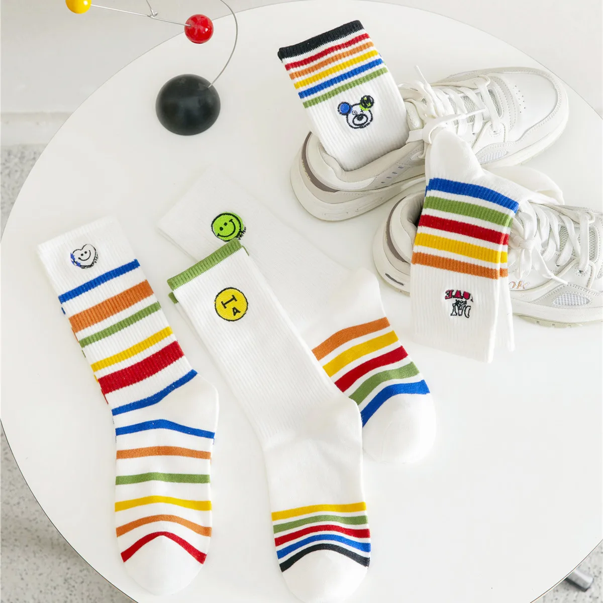 

Белые женские носки с вышивкой, модные спортивные носки в радужную полоску, мягкие дышащие, для школьников старшей школы