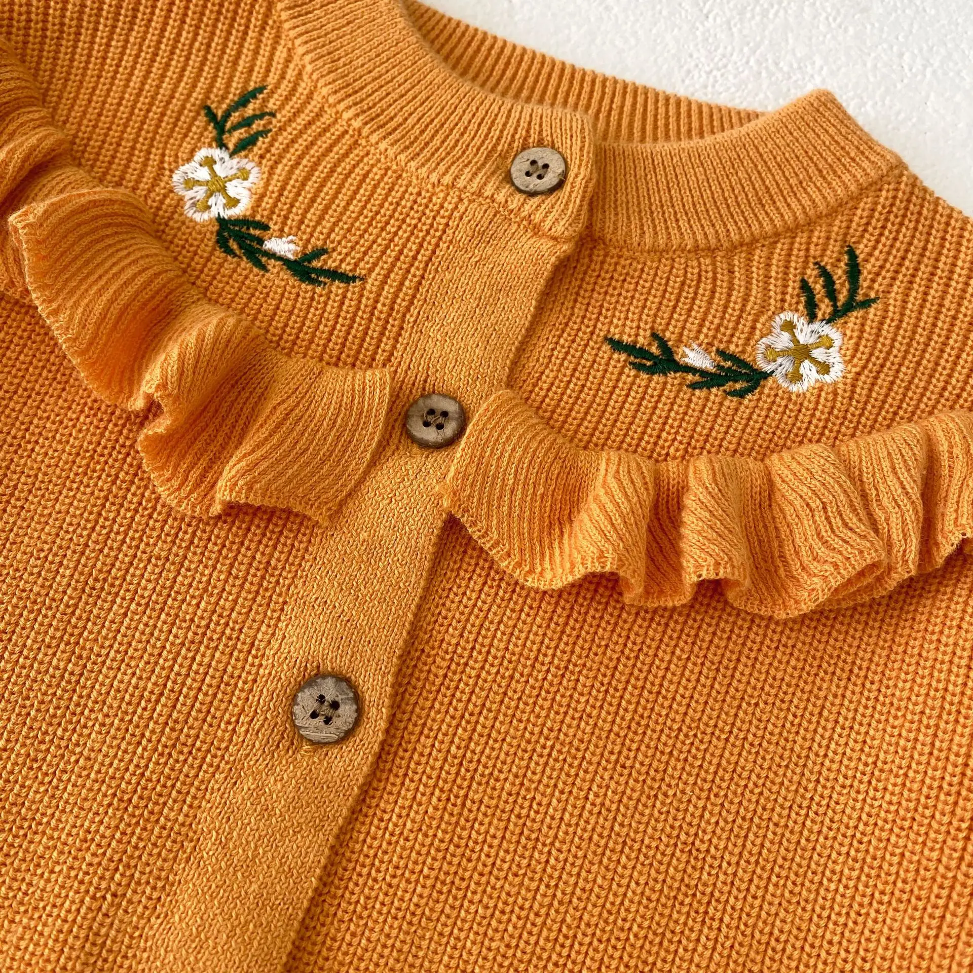 Детский трикотажный свитер с длинным рукавом и вышивкой