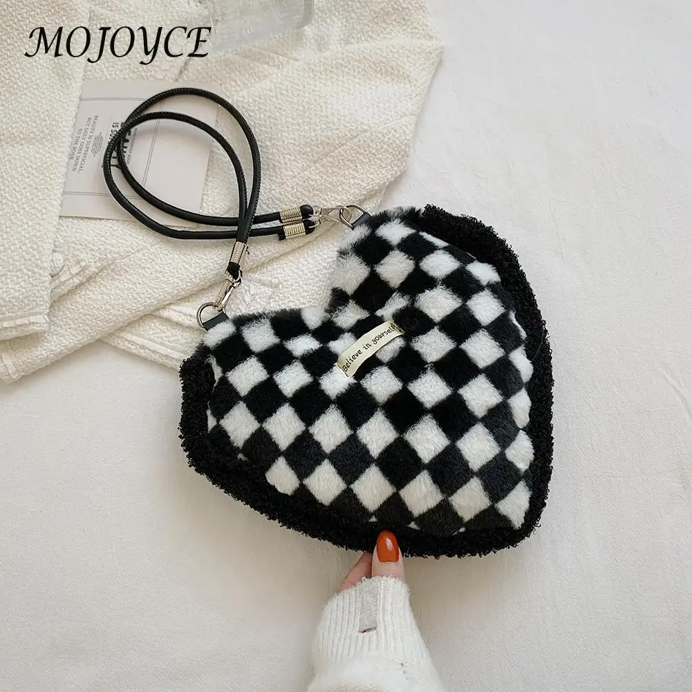

Heart Shape Plush Fur Handbag Winter Warm Lady Small Top-handle Bag for Women Furry Fluffy Tote Bags Fashion New Armpit Bag